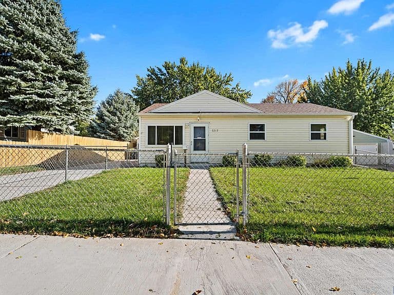 3213 E 20th St photo 2