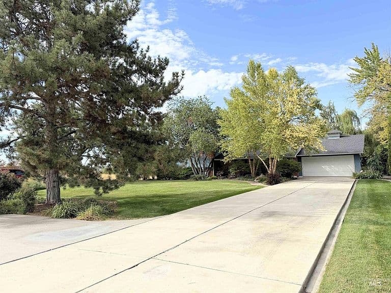 2630 E Franklin Rd photo 2