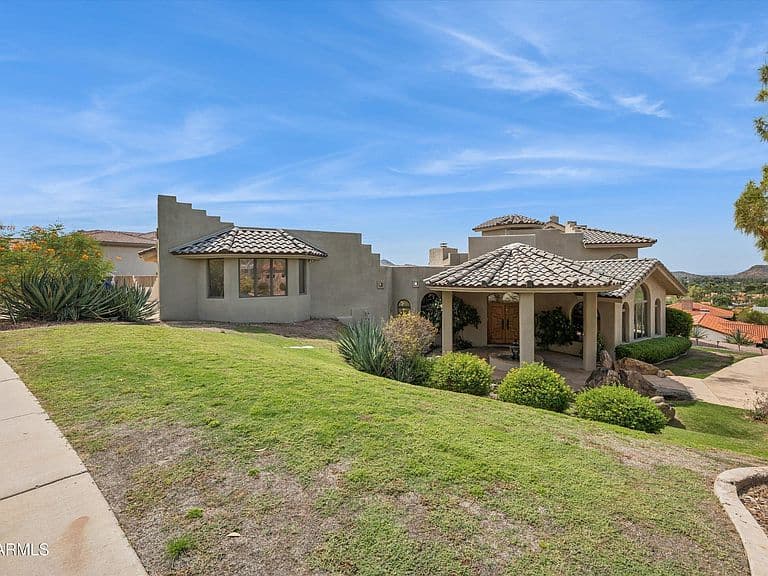 1121 E COUNTRY GABLES Drive photo 4