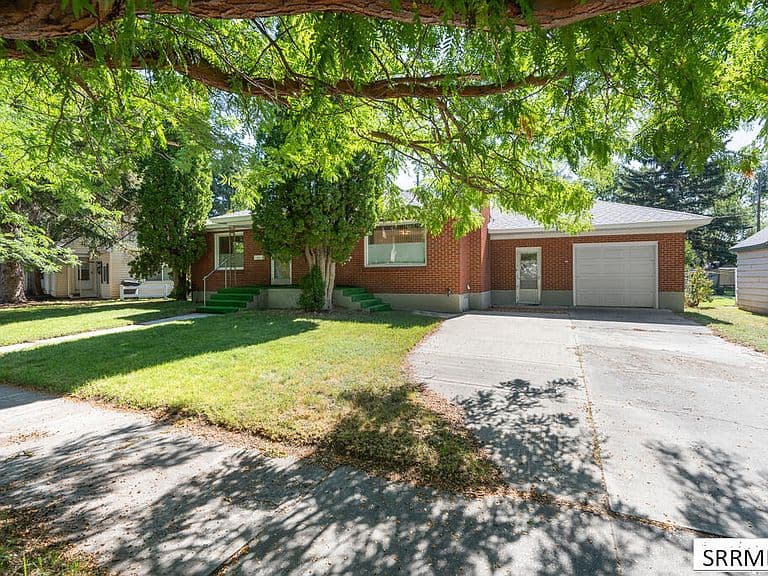2011 Bremer Dr photo 3