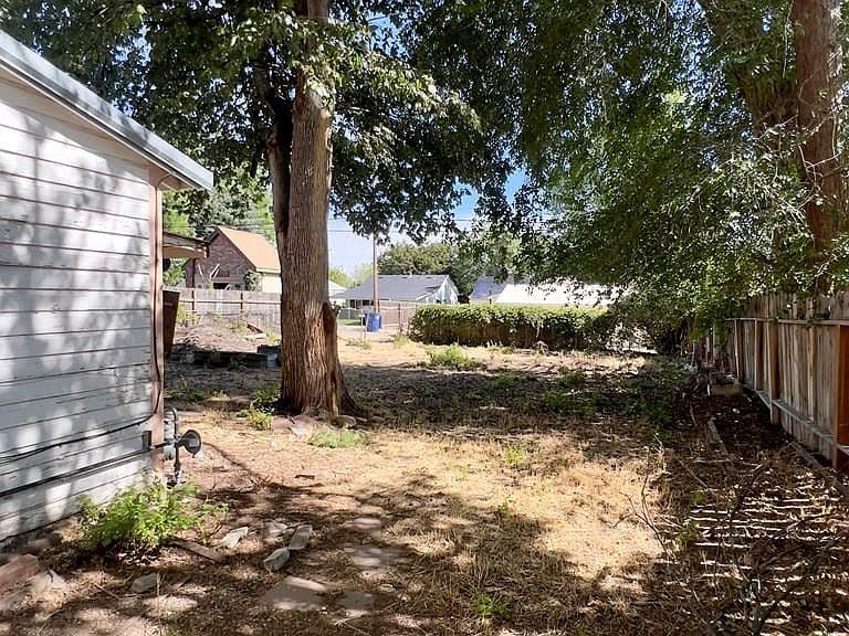 405 E Avenue B photo 3