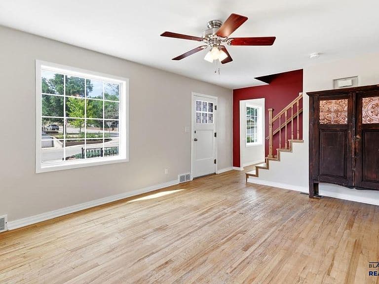 530 Saint Charles St photo 5