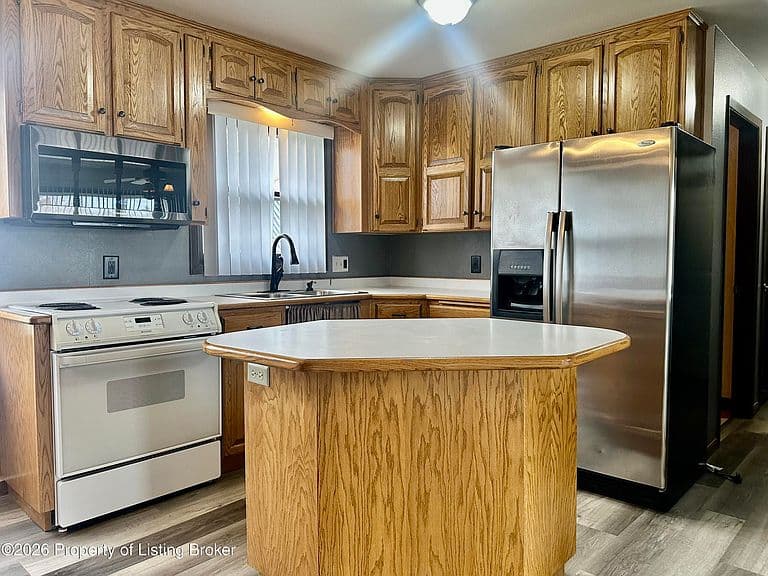 687 Custer St photo 5