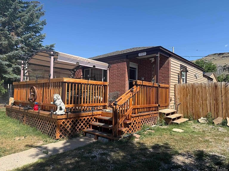 1121 Veterans Ave photo 1
