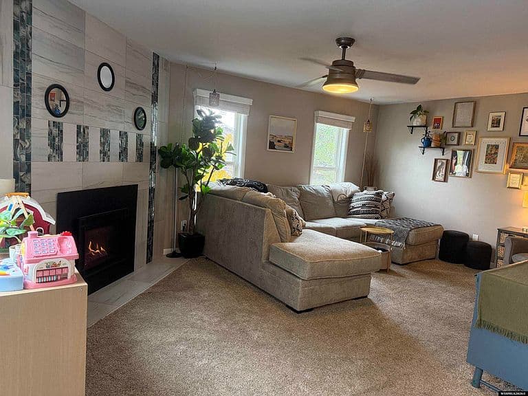 1002 Surrey Ct photo 4