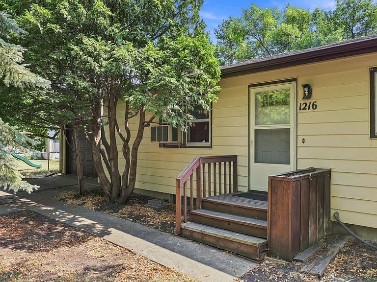 1216 Elm St S photo 3
