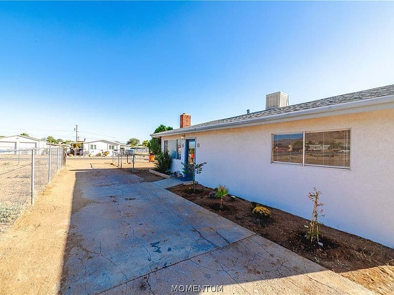 2630 E Devlin Avenue photo 4