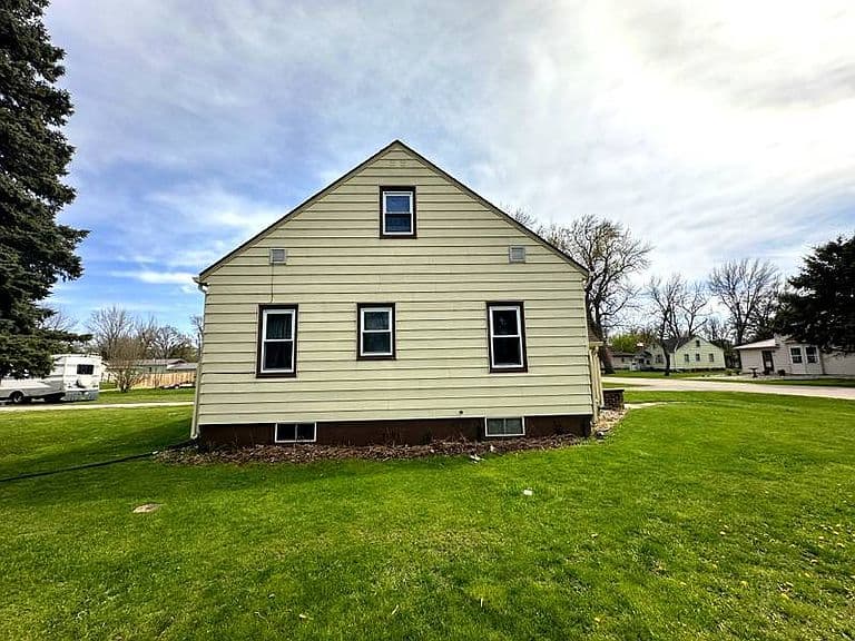 426 3rd St N photo 5
