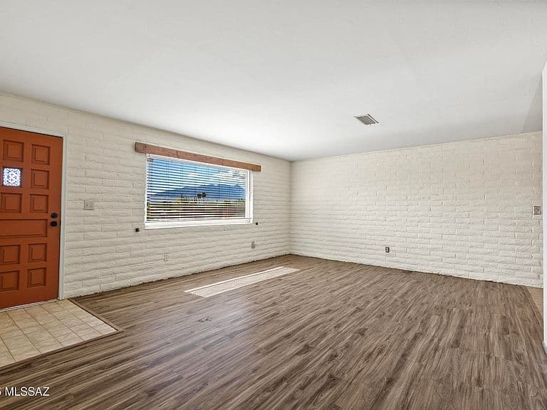 1050 S La Higuera photo 3