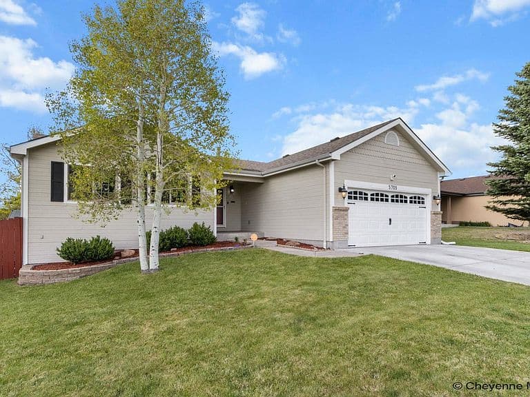 5709 Kennedy Dr photo 2