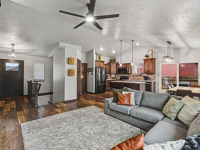 821 N Anthem Dr photo 3