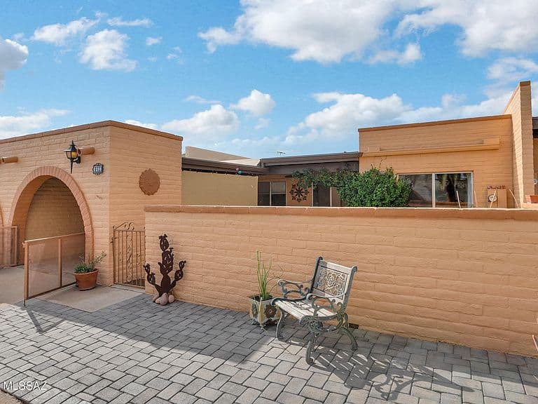 1399 W Camino Tolteca photo 2
