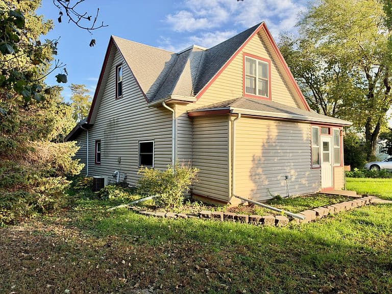 206 Front Ave SE photo 4