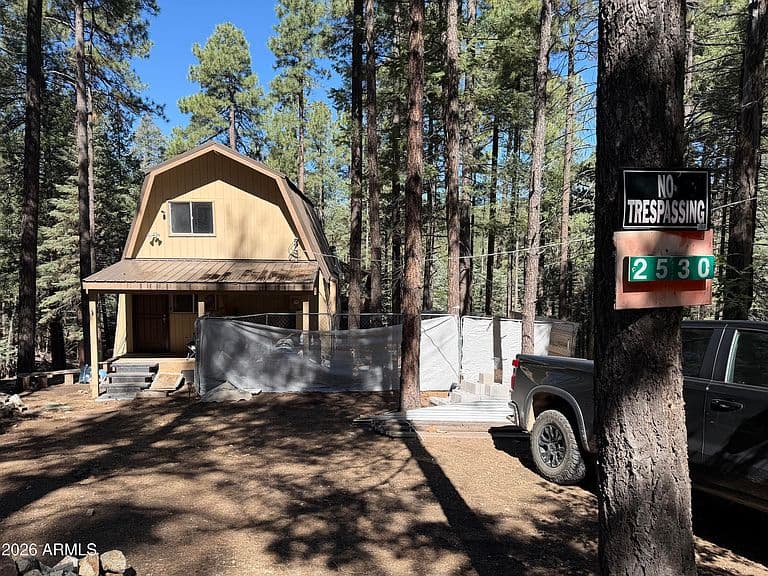 2530 E SUMMIT Avenue photo 2