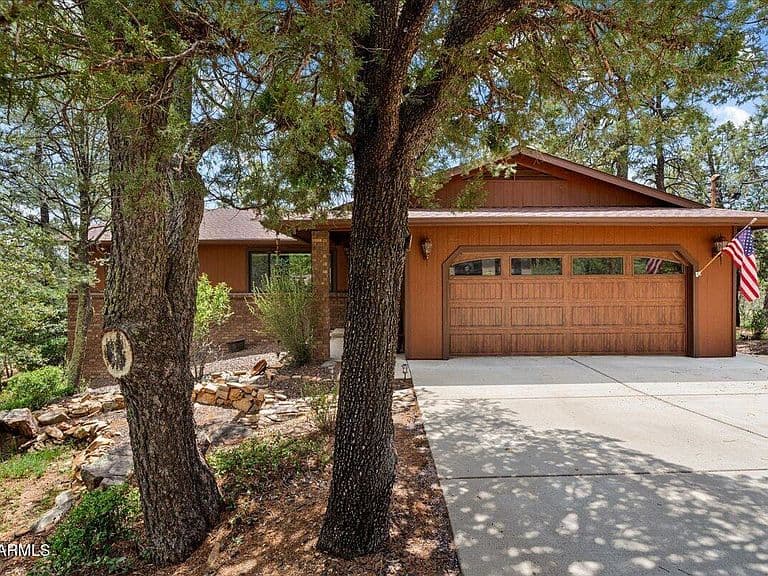 2011 W CLEAR VIEW Lane photo 1