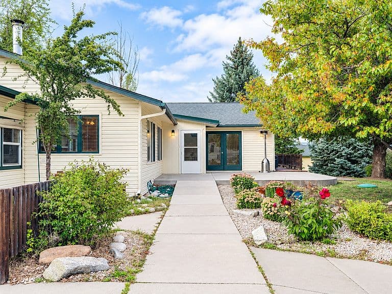 426 Queens Way photo 2