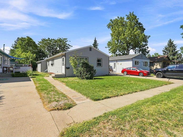 1829 Baldwin St photo 3