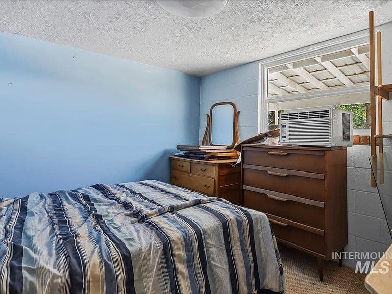 210 Hagerman Ave E photo 4