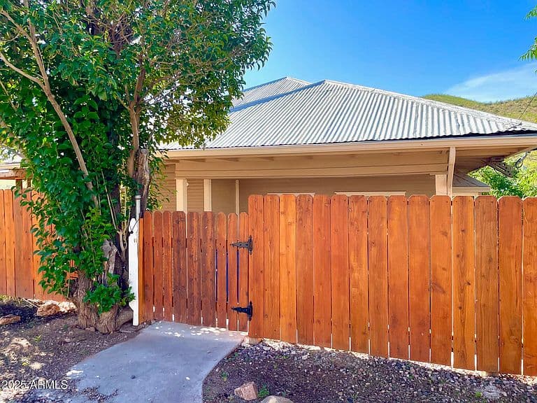 318 VAN DYKE Street photo 2