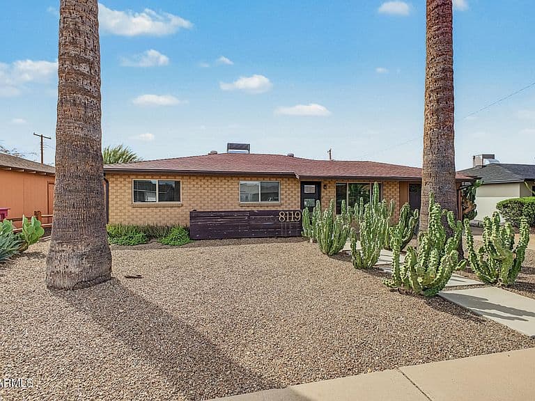 8119 E MITCHELL Drive photo 3