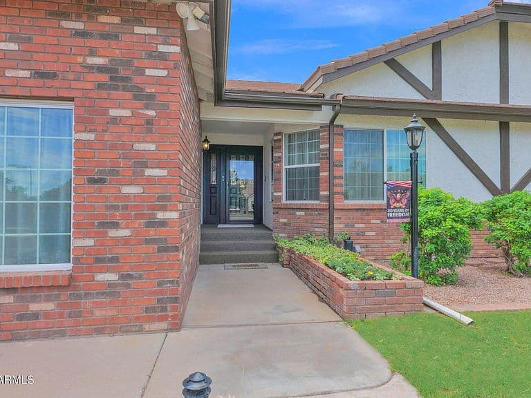 1443 E LELAND Street photo 3