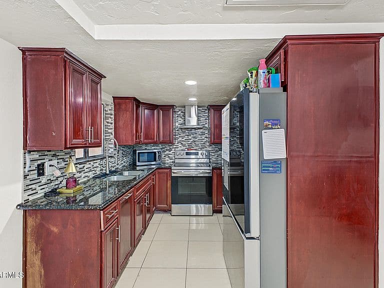 7111 N 63RD Drive photo 4