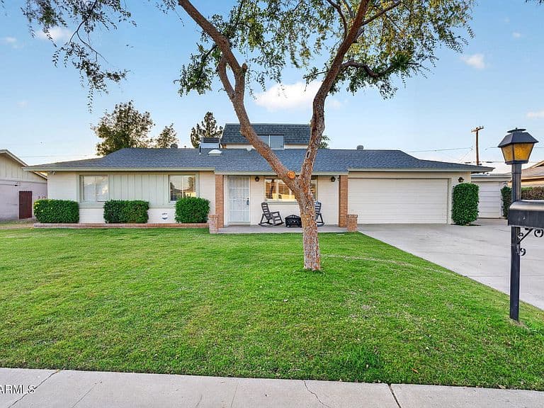2142 W Meadow Drive photo 2