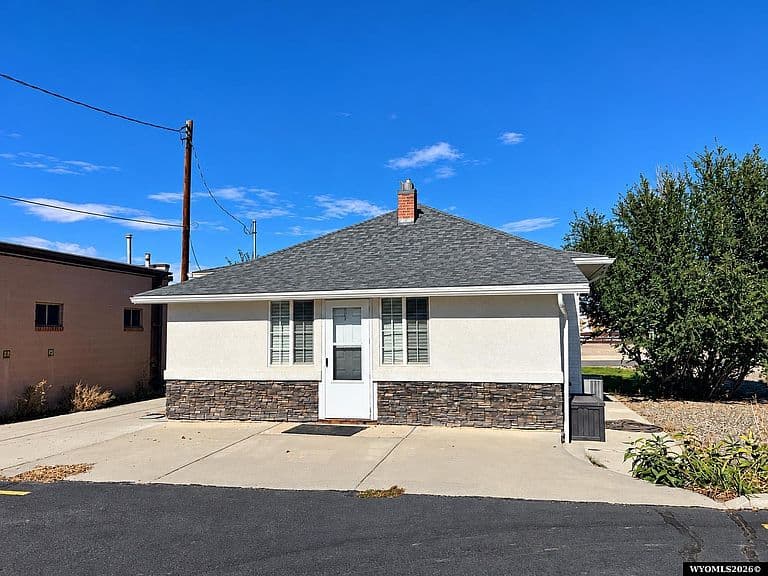808 Robertson Ave photo 2