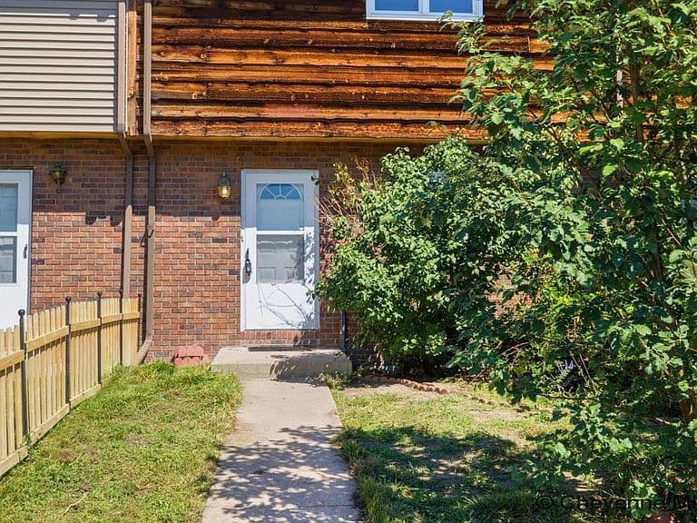 100 Clover Ct photo 2