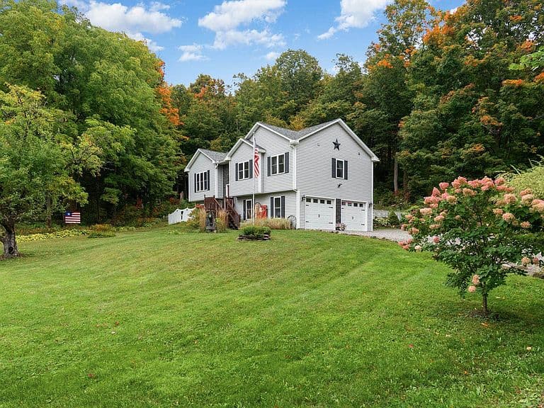 387 St. Albans Road photo 1