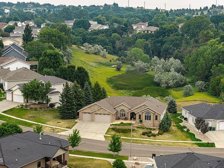 1901 Valley Dr photo 2