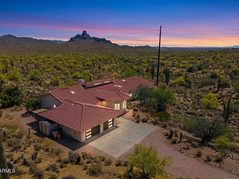 9031 N DESPERADO Court photo 2