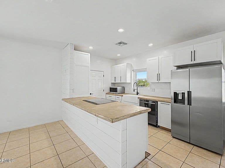 30830 W LATHAM Street photo 1