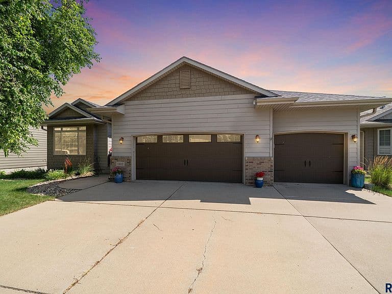 2512 S Lancaster Dr photo 2