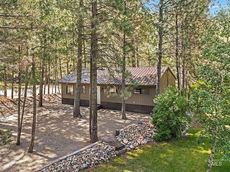 2071 N Pine Featherville Rd photo 2