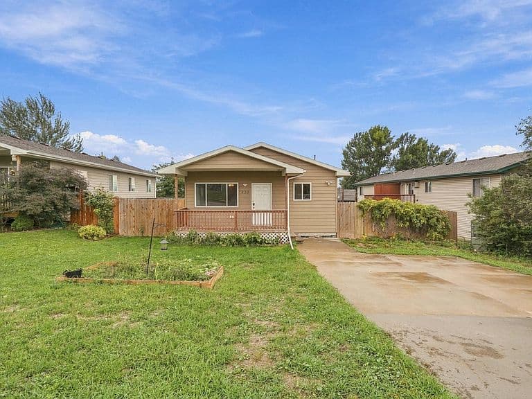 235 Lindbergh Ave photo 2
