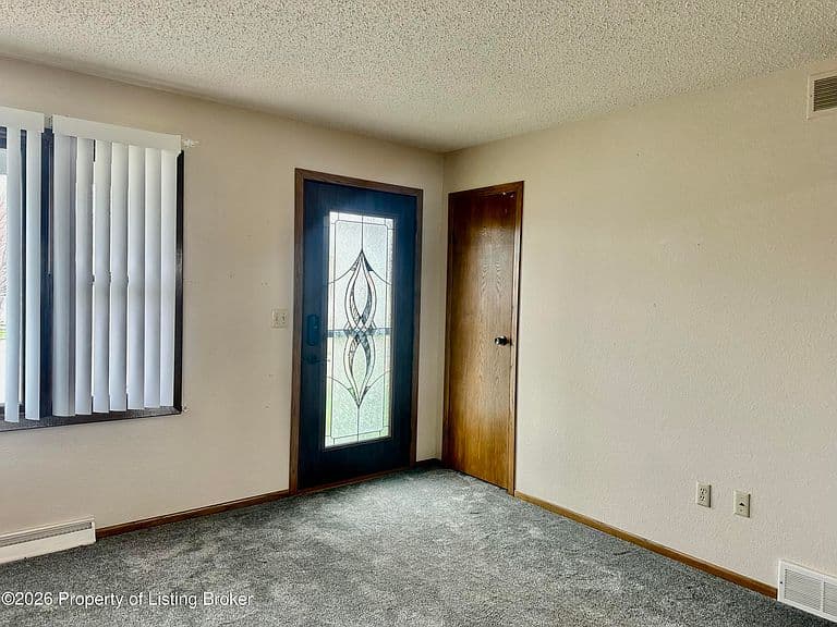 687 Custer St photo 3