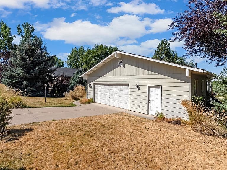 904 Simons Dr photo 2
