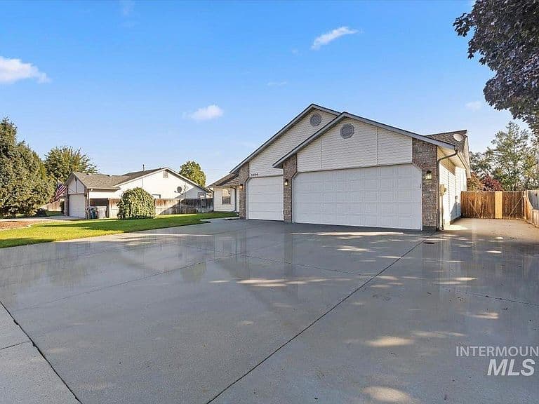 1404 Burnett Dr photo 3