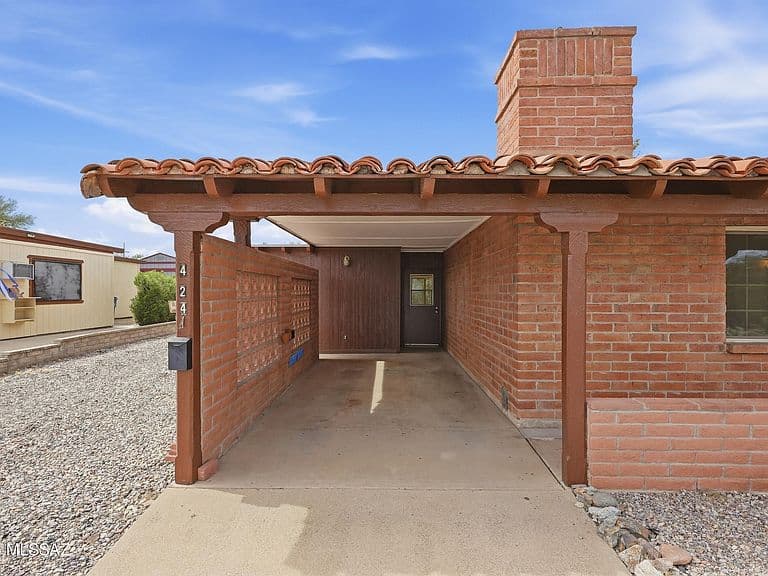 424 S Abrego Dr photo 2