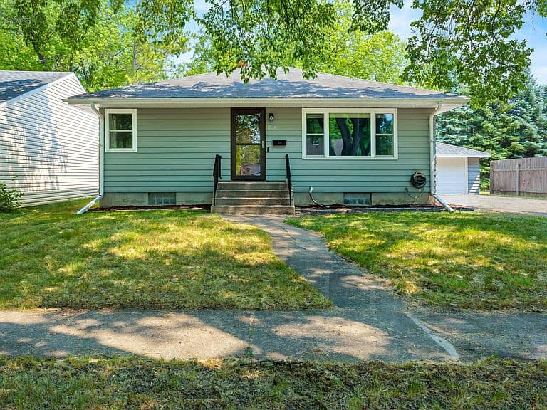 1124-10 1/2 St N photo 1
