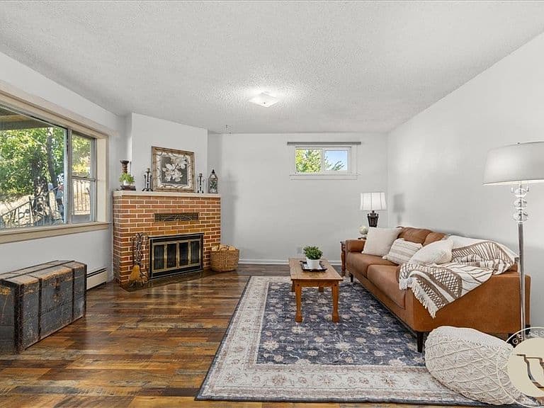 328 3rd Ave W photo 4