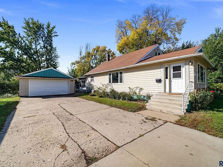 307 W Cedar St photo 1