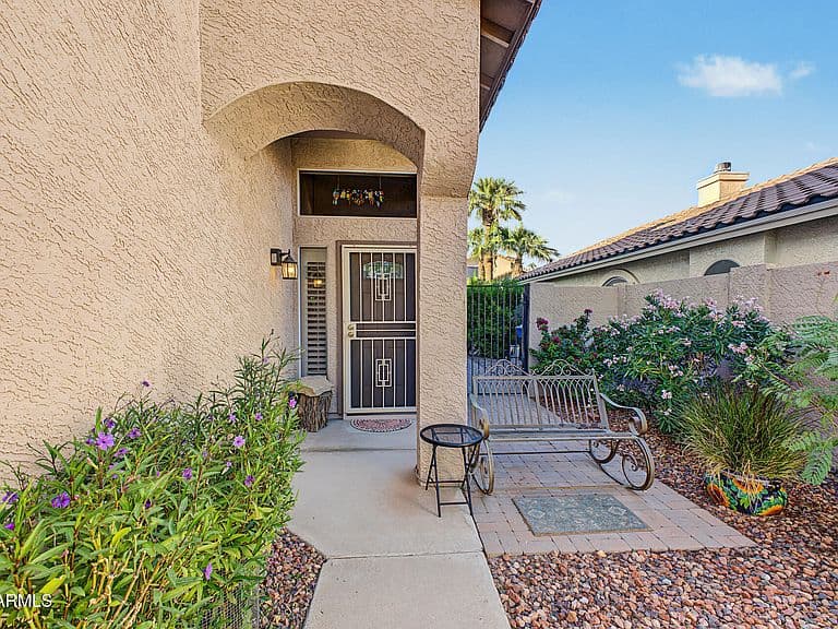 2910 E WOODLAND Drive photo 2