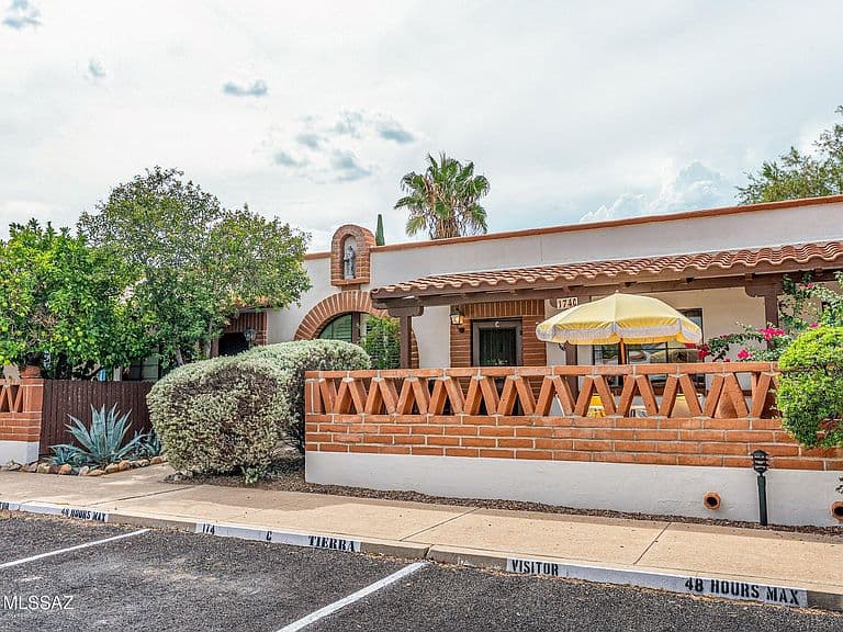 174 S Paseo Tierra APT C photo 2