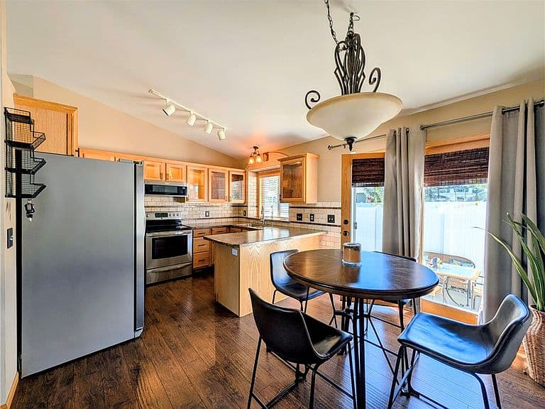 366 Waterton Way photo 4