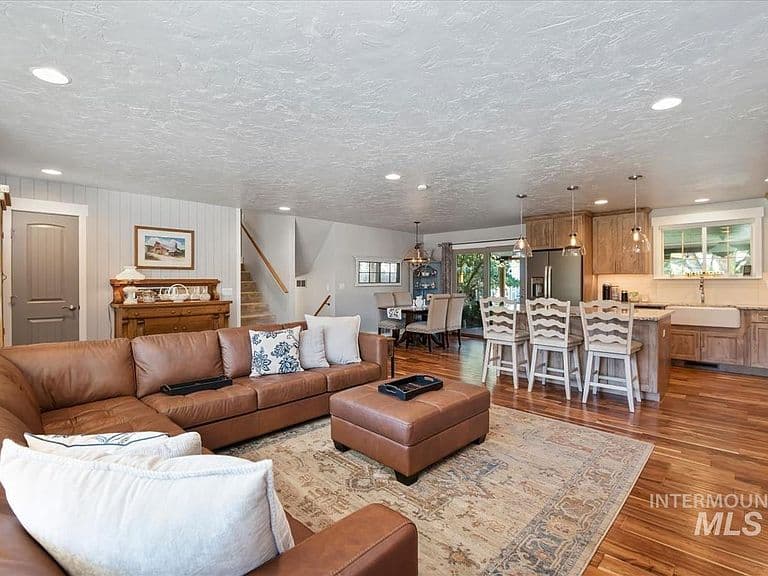 11520 W Edna St photo 2