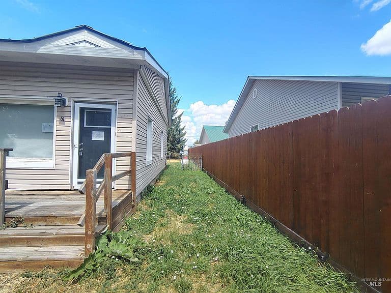 61 Cherry St photo 4