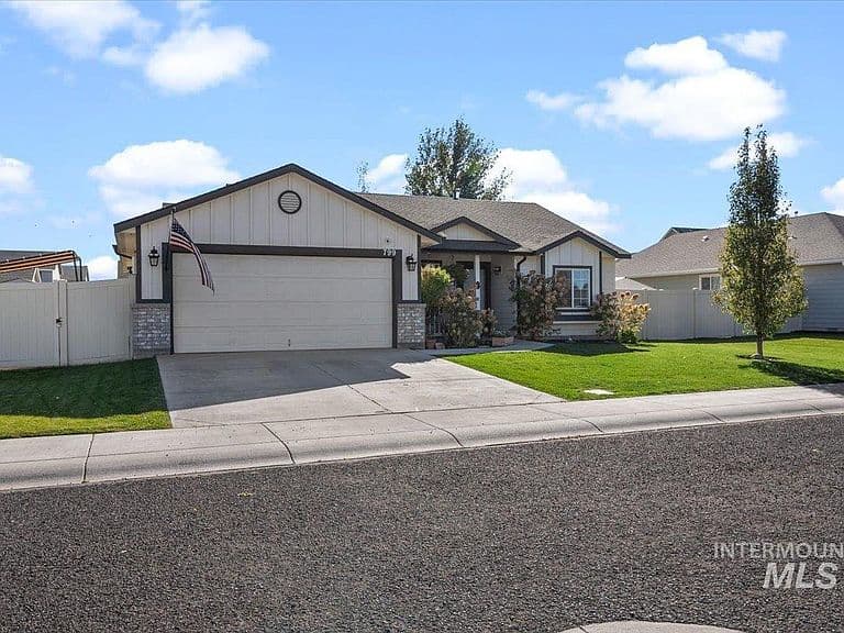 799 Pronghorn Dr photo 2