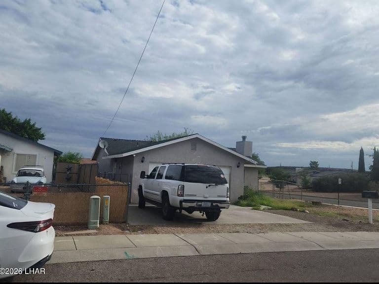 2847 Chambers Ave photo 2